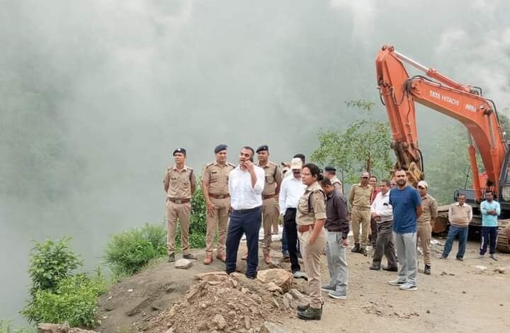 सड़क मार्गों की स्थिति का जिलाधिकारी ने लिया जायजा