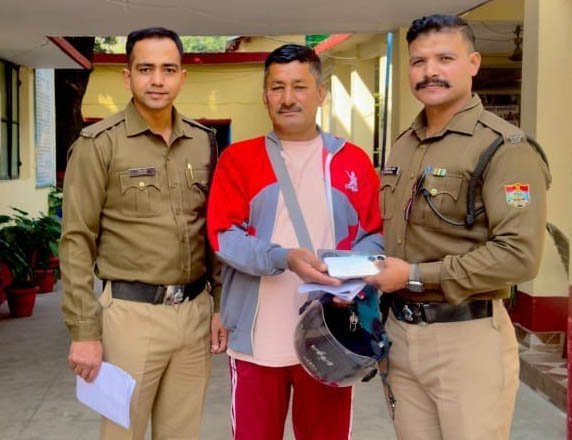 पुलिस ने खोये हुए मोबाइल को सकुशल बरामद किया पुलिस ने खोये हुए मोबाइल को सकुशल बरामद किया