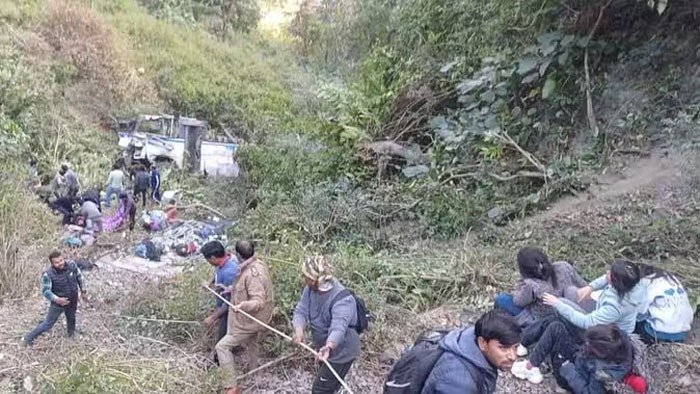 अल्मोड़ा से हल्द्वानी जा रही बस गहरी खाई में गिरी, तीन की मौत, कुछ गंभीर अल्मोड़ा से हल्द्वानी जा रही बस गहरी खाई में गिरी, तीन की मौत, कुछ गंभीर