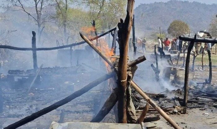 कनखल स्थित बैरागी कैंप में 5 झोपड़ियों में लगी आग कनखल स्थित बैरागी कैंप में 5 झोपड़ियों में लगी आग