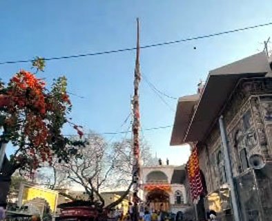 जयकारों से गूंज उठा दरबार साहिब, श्री झंडे जी के आरोहण के साथ शुरू हुआ मेला